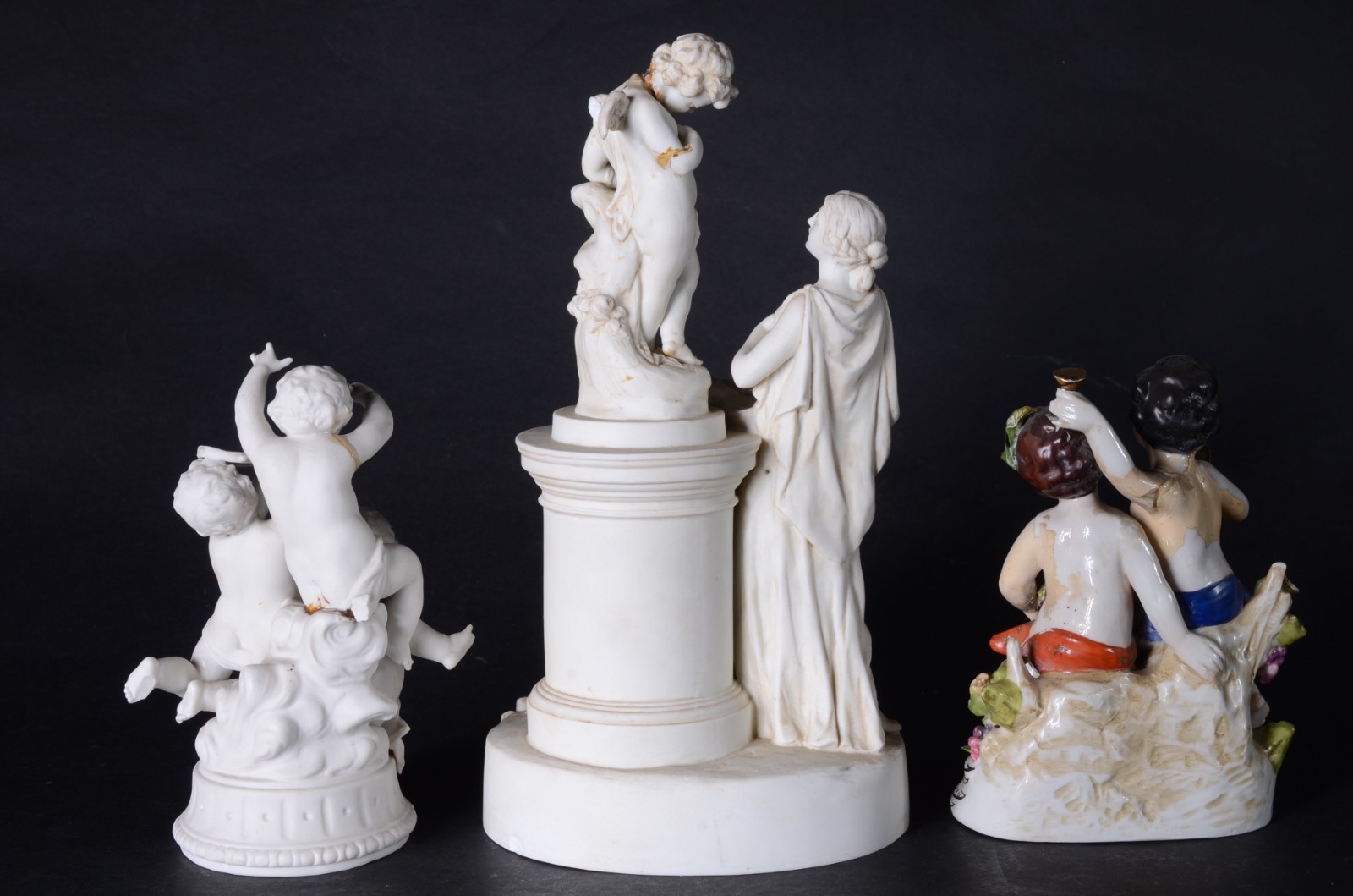 Três grupos escultóricos de porcelana de diversas procedências. Com... - foto 10 de 11