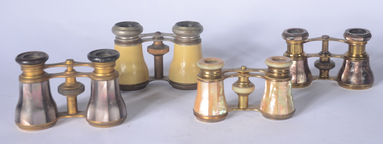 Quatro binóculos para teatro de diversos modelos e procedências... - foto 1 de 7
