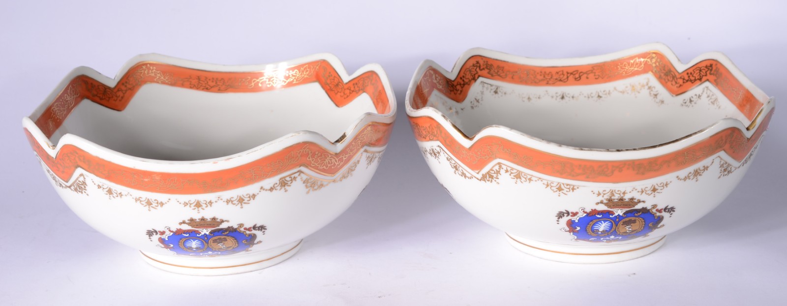 Par de bowls de porcelana com bordas recortadas, tarjas na cor coral... - foto 1 de 5