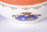 Par de bowls de porcelana com bordas recortadas... - Par de bowls de porcelana com bordas recortadas, tarjas na cor coral com guirlandas realçadas em dourado e brazões em policromia.