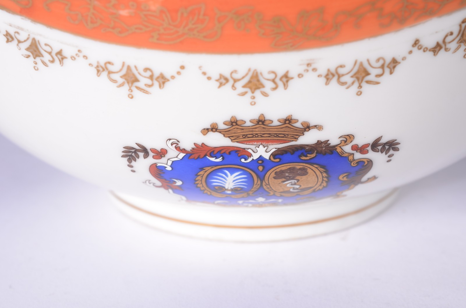 Par de bowls de porcelana com bordas recortadas, tarjas na cor coral... - foto 2 de 5