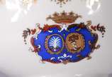Par de bowls de porcelana com bordas recortadas... - Par de bowls de porcelana com bordas recortadas, tarjas na cor coral com guirlandas realçadas em dourado e brazões em policromia.