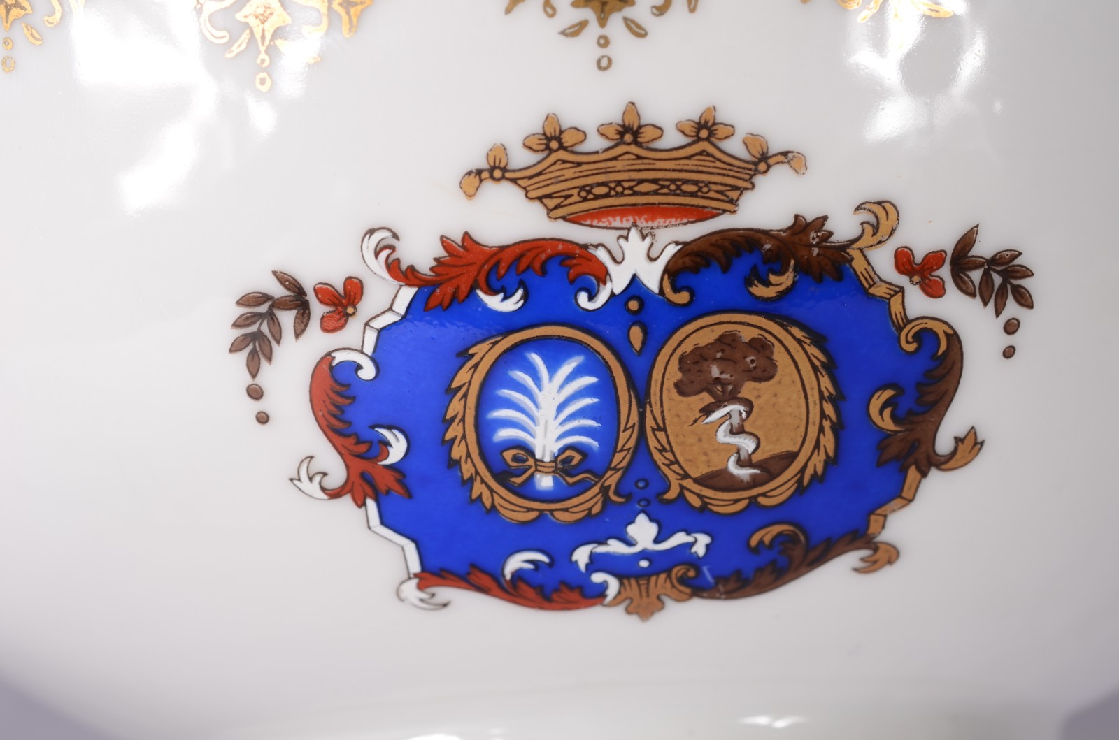 Par de bowls de porcelana com bordas recortadas, tarjas na cor coral... - foto 3 de 5