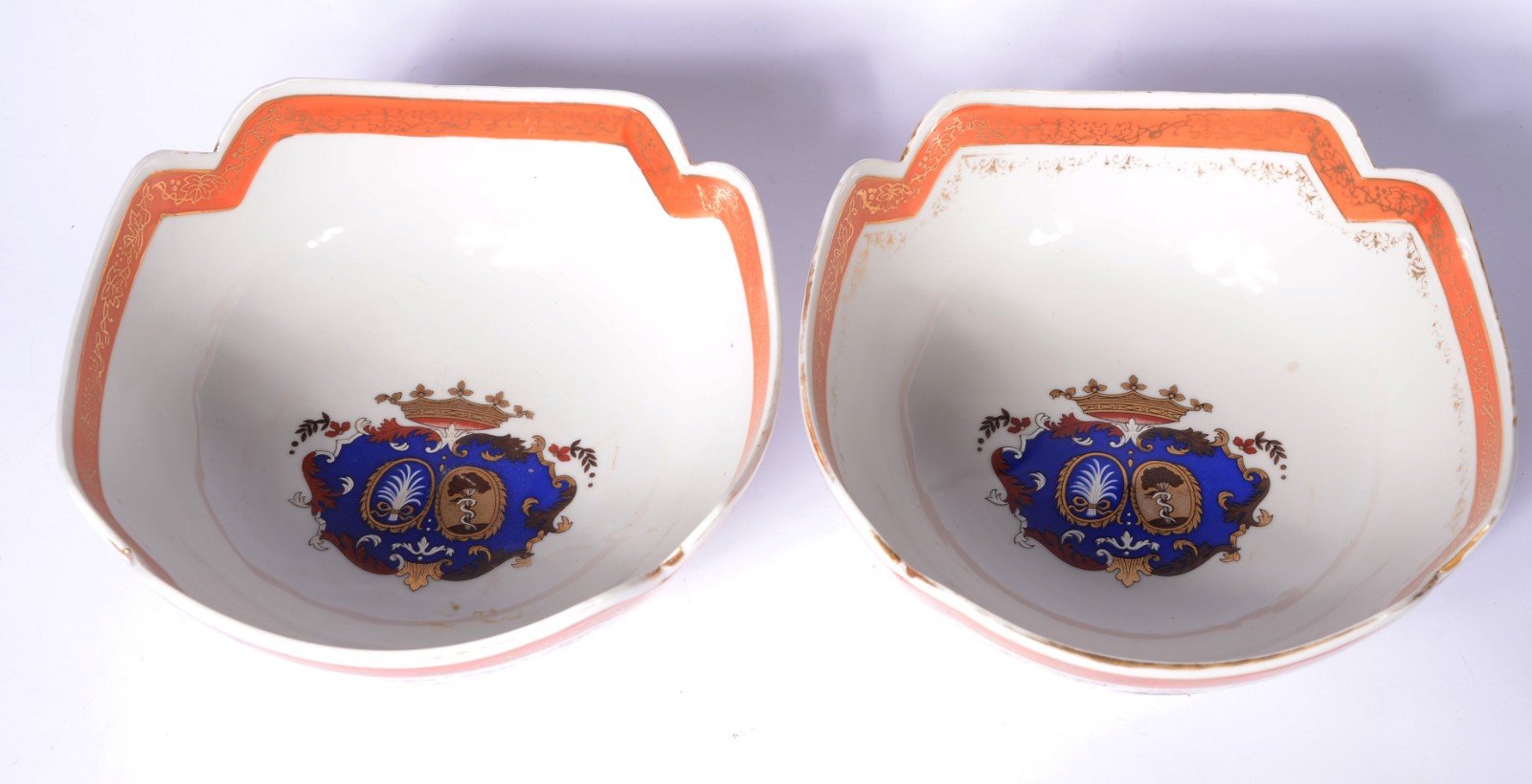 Par de bowls de porcelana com bordas recortadas, tarjas na cor coral... - foto 4 de 5