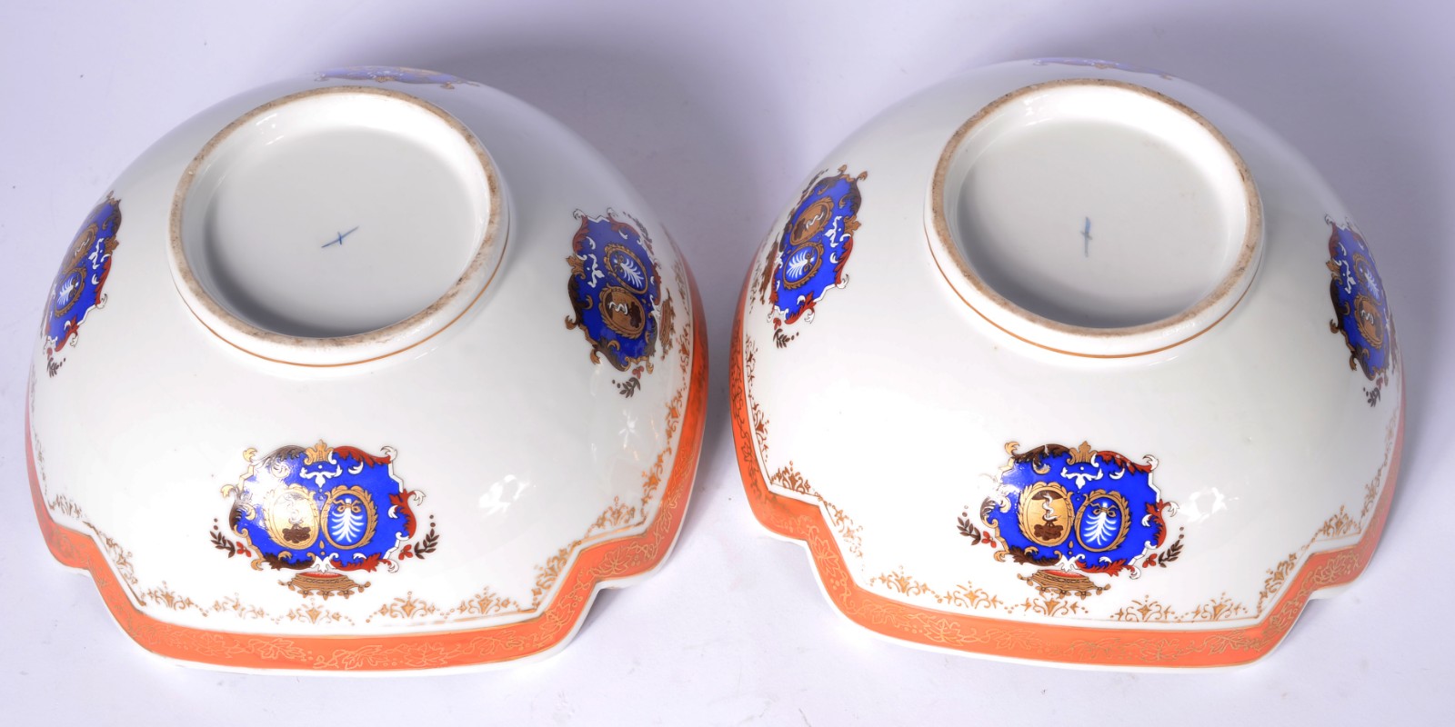 Par de bowls de porcelana com bordas recortadas, tarjas na cor coral... - foto 5 de 5