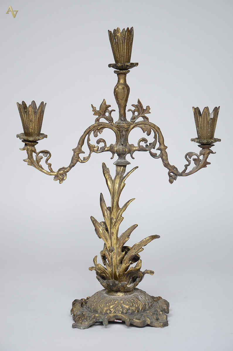 Candelabro de bronze, estilo império, adornado com puttino e florões... - foto 2 de 2