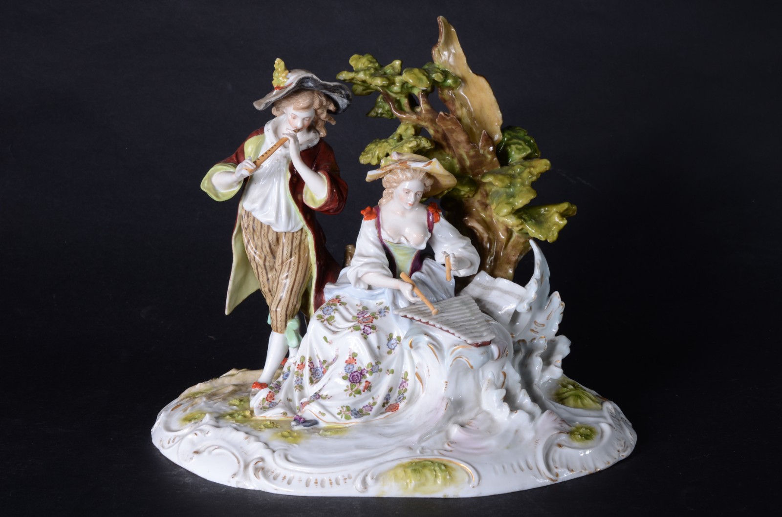 Grupo escultórico de porcelana europeia policromada representando... - foto 1 de 9