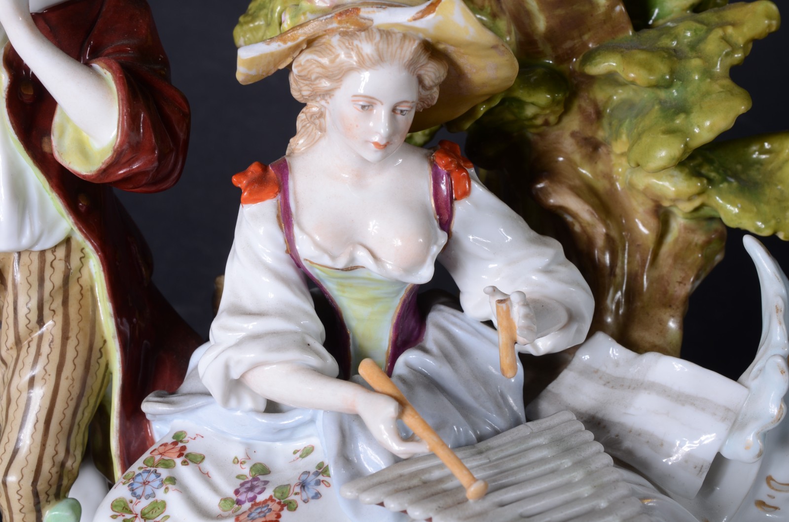 Grupo escultórico de porcelana europeia policromada representando... - foto 2 de 9