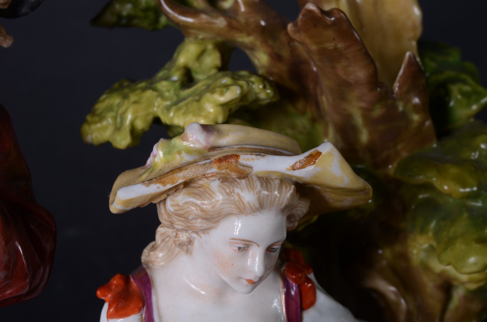 Grupo escultórico de porcelana europeia policromada representando... - foto 3 de 9