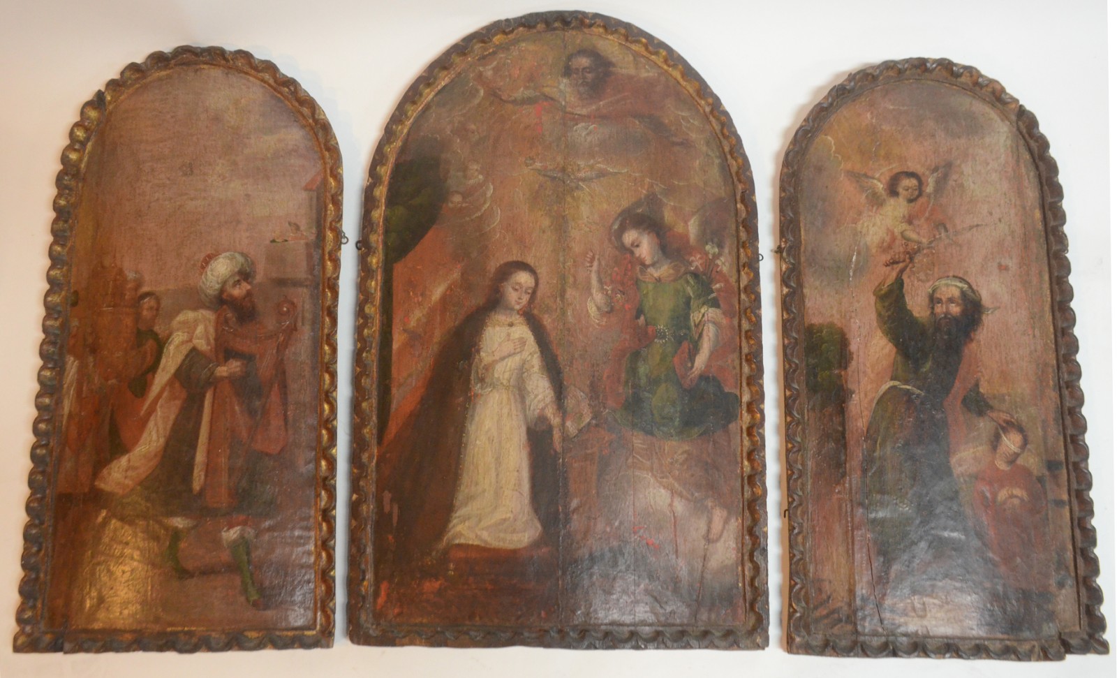 Tríptico de madeira com pinturas em policromia representando o Antigo... - foto 1 de 9
