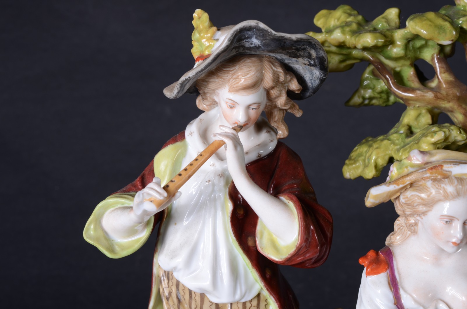 Grupo escultórico de porcelana europeia policromada representando... - foto 4 de 9