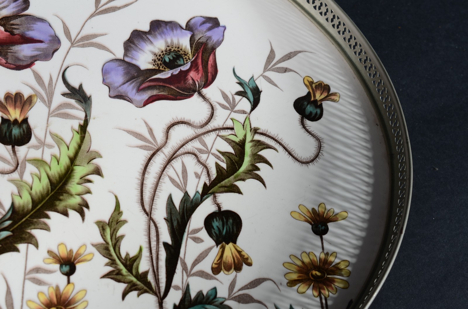 Bandeja feitio oval de faiança europeia com flores em policromia e... - foto 3 de 10