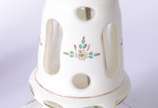 Par de abatjoures de overlay branco com flores ... - Par de abatjoures de overlay branco com flores em policromia, guarnição de metal dourado.