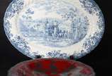 Duas peças diversas, sendo: fruteira de porcela... - Duas peças diversas, sendo: fruteira de porcelana Rosenthal vermelha com pássaros e flores prateados; e, travessa de faiança inglesa azul e branca.