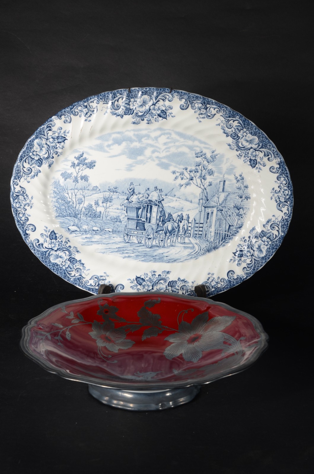 Duas peças diversas, sendo: fruteira de porcelana Rosenthal vermelha... - foto 1 de 10
