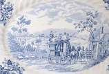 Duas peças diversas, sendo: fruteira de porcela... - Duas peças diversas, sendo: fruteira de porcelana Rosenthal vermelha com pássaros e flores prateados; e, travessa de faiança inglesa azul e branca.