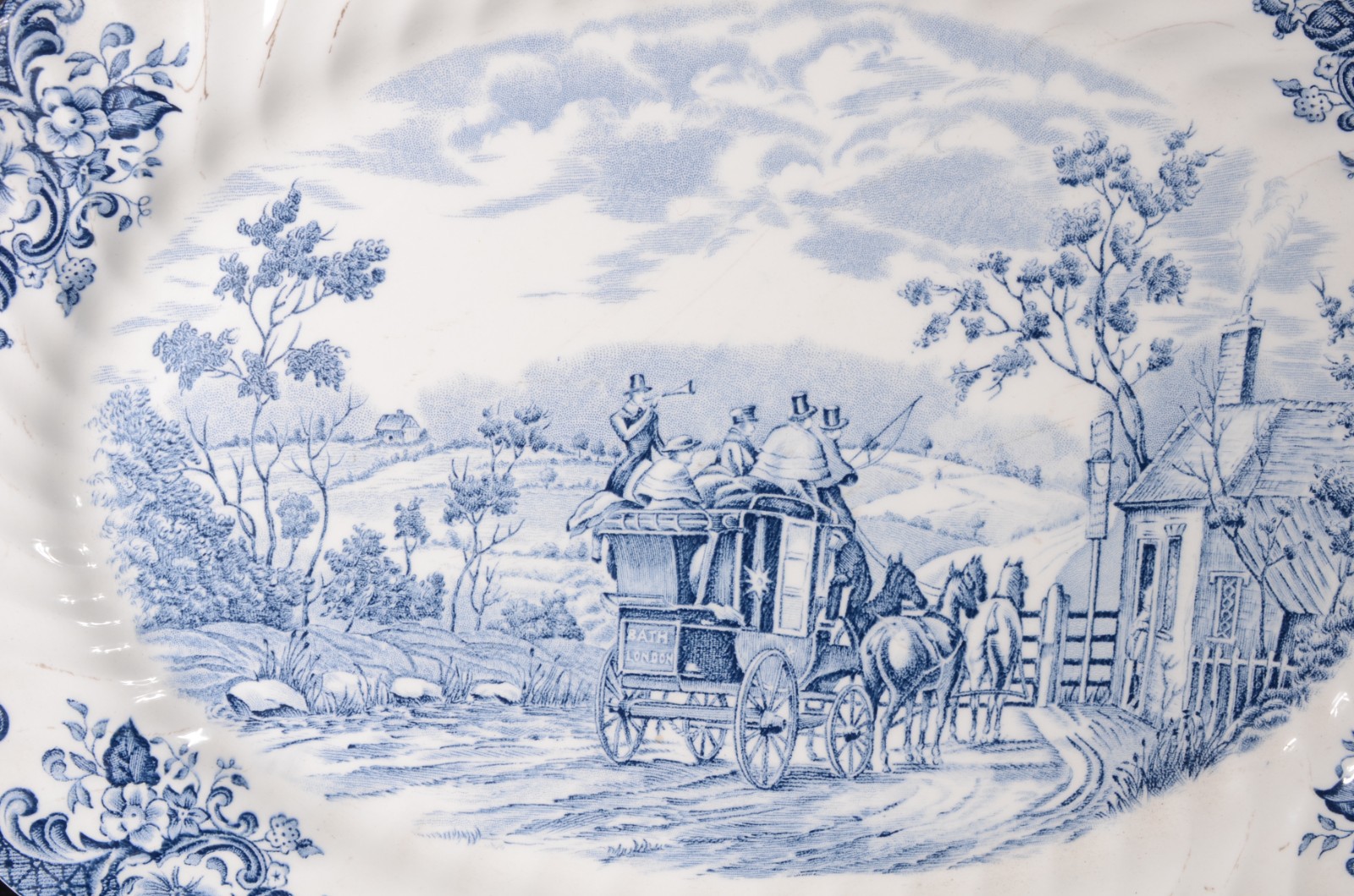 Duas peças diversas, sendo: fruteira de porcelana Rosenthal vermelha... - foto 2 de 10