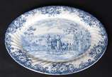 Duas peças diversas, sendo: fruteira de porcela... - Duas peças diversas, sendo: fruteira de porcelana Rosenthal vermelha com pássaros e flores prateados; e, travessa de faiança inglesa azul e branca.
