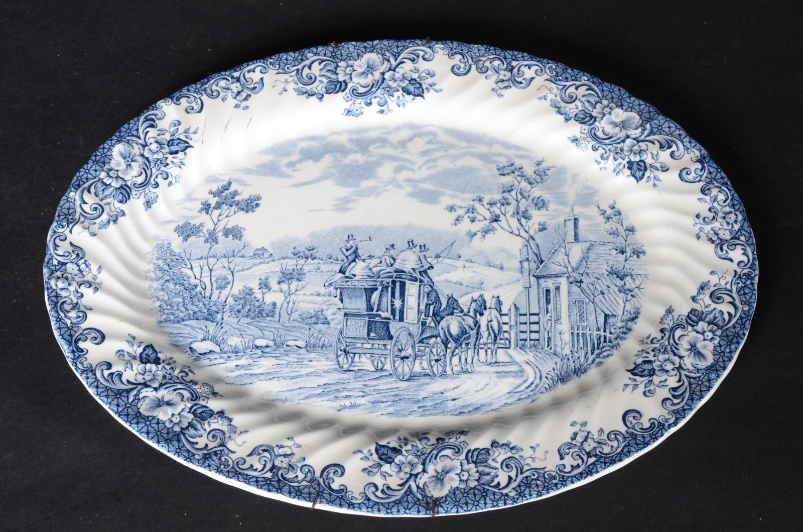 Duas peças diversas, sendo: fruteira de porcelana Rosenthal vermelha... - foto 4 de 10