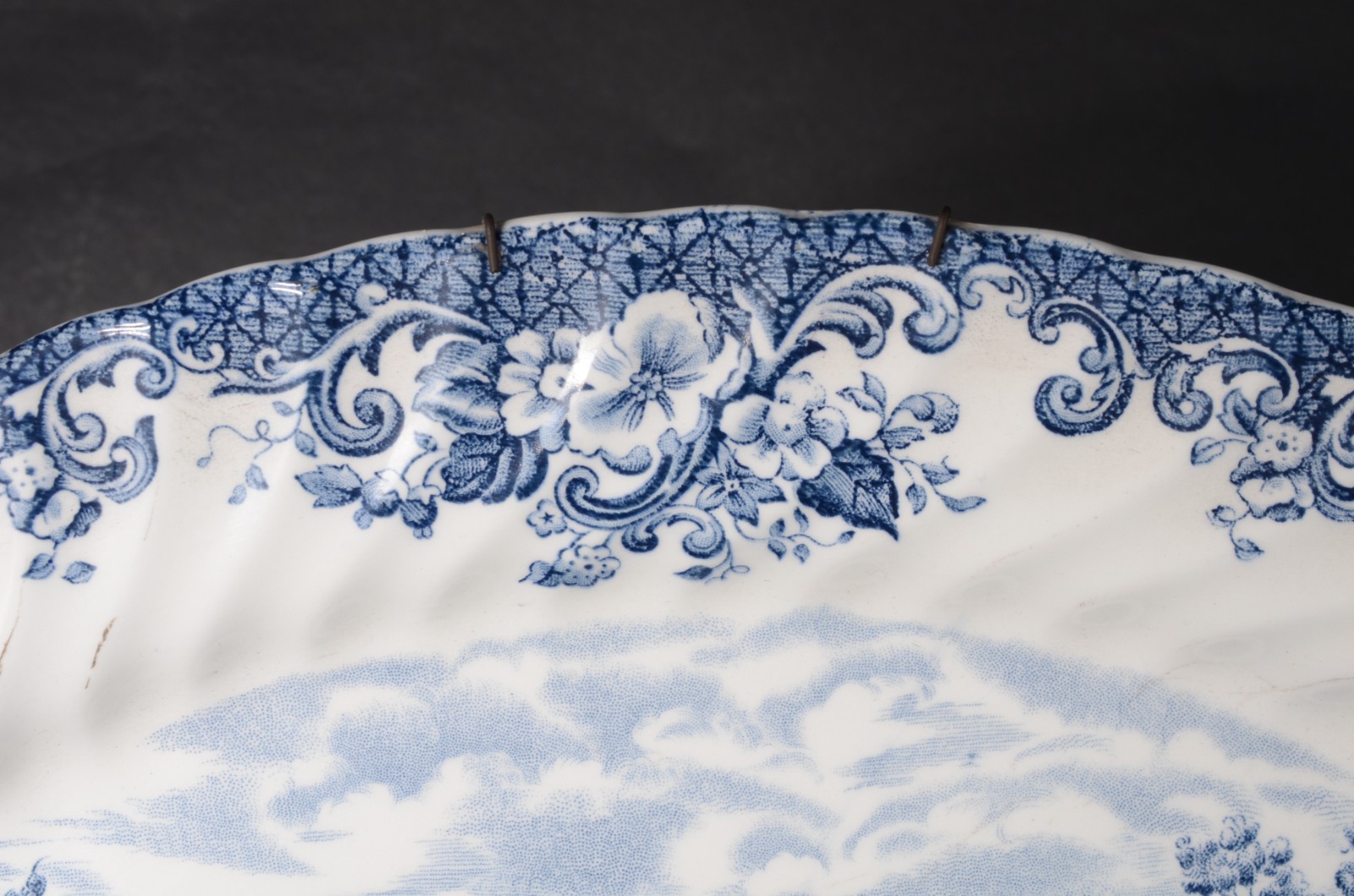 Duas peças diversas, sendo: fruteira de porcelana Rosenthal vermelha... - foto 5 de 10