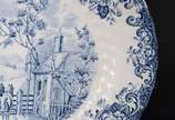 Duas peças diversas, sendo: fruteira de porcela... - Duas peças diversas, sendo: fruteira de porcelana Rosenthal vermelha com pássaros e flores prateados; e, travessa de faiança inglesa azul e branca.