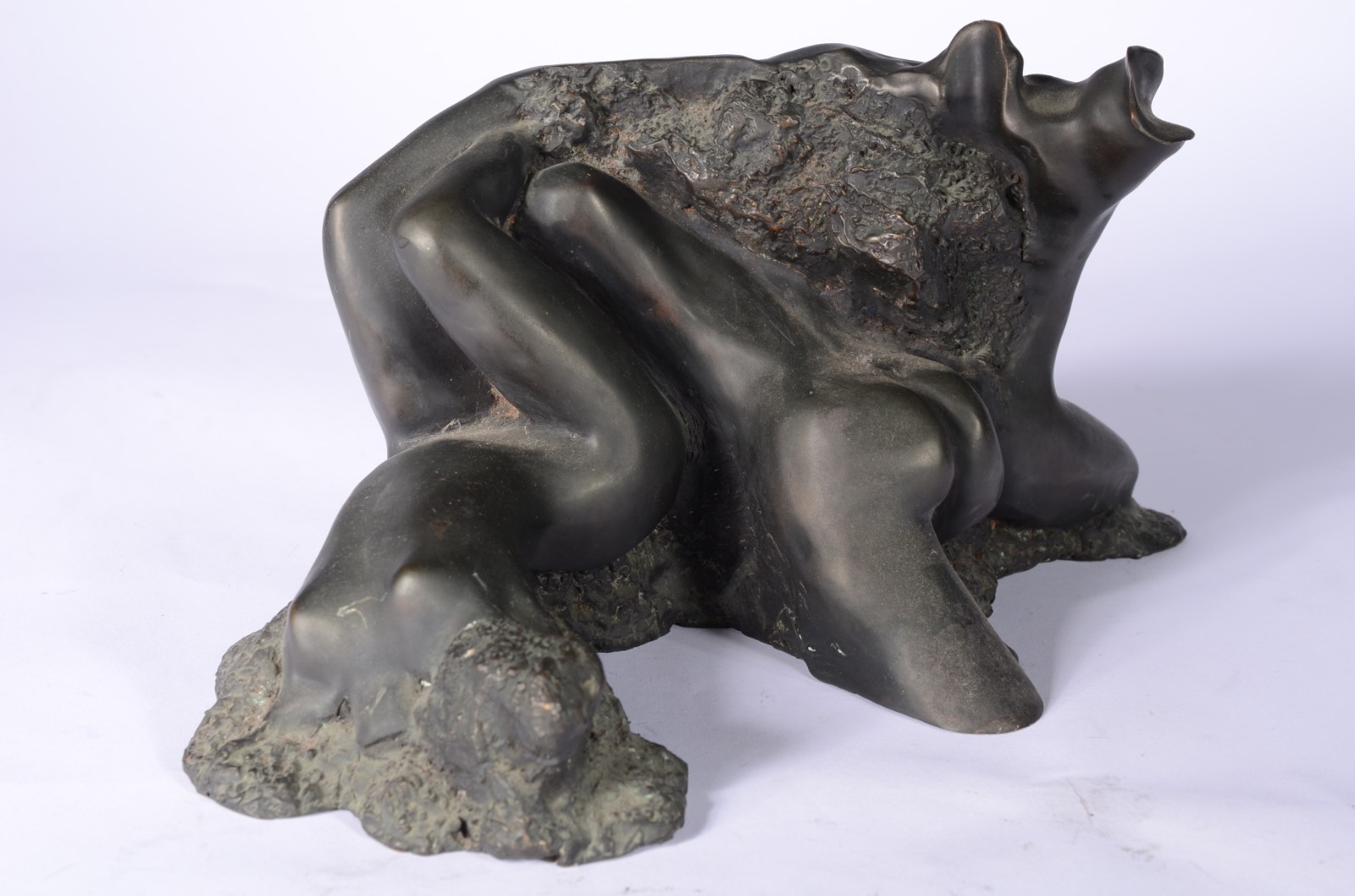 Escultura de bronze representando figura feminina, assinada SM. - foto 4 de 5