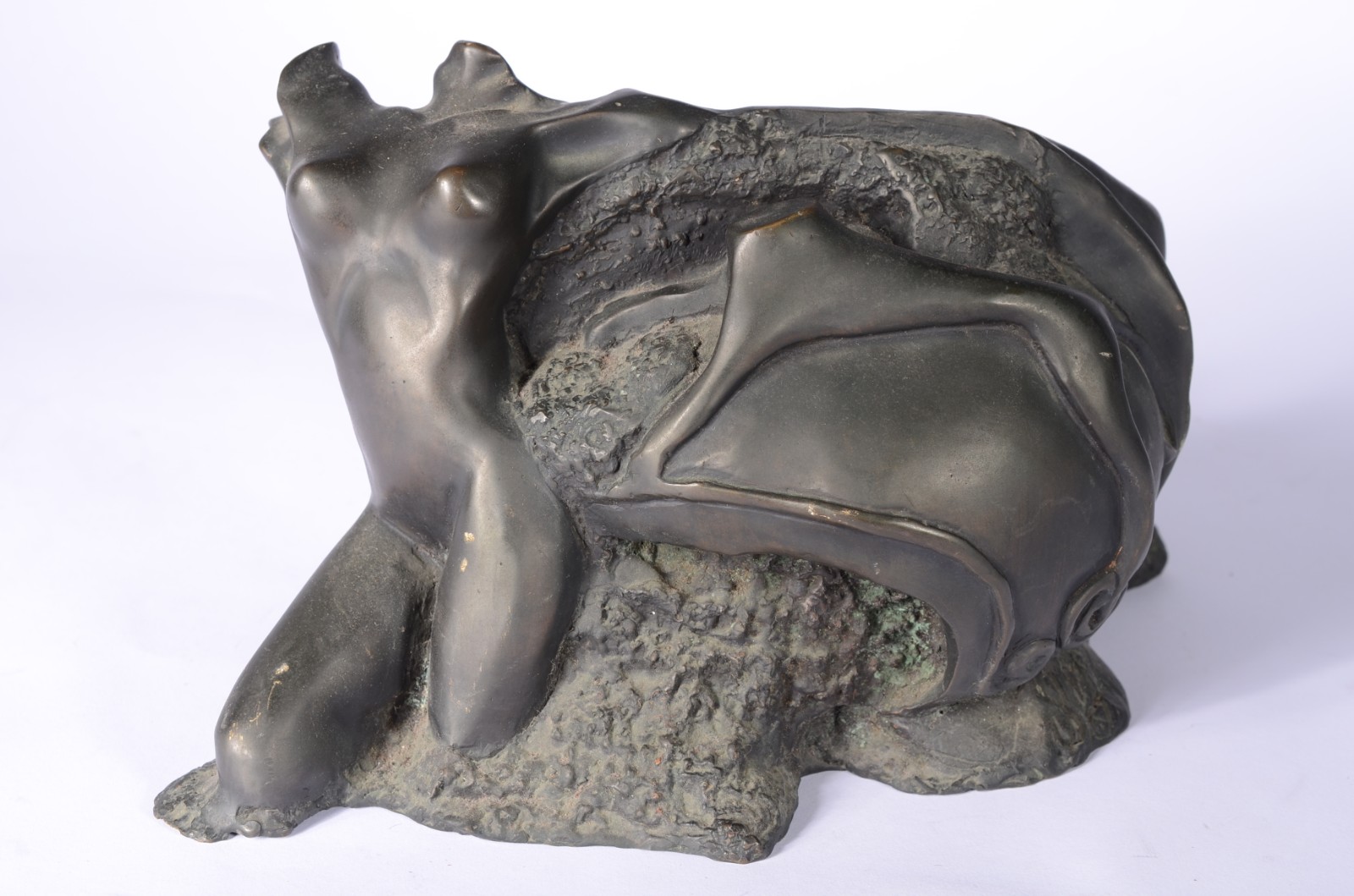 Escultura de bronze representando figura feminina, assinada SM. - foto 1 de 5