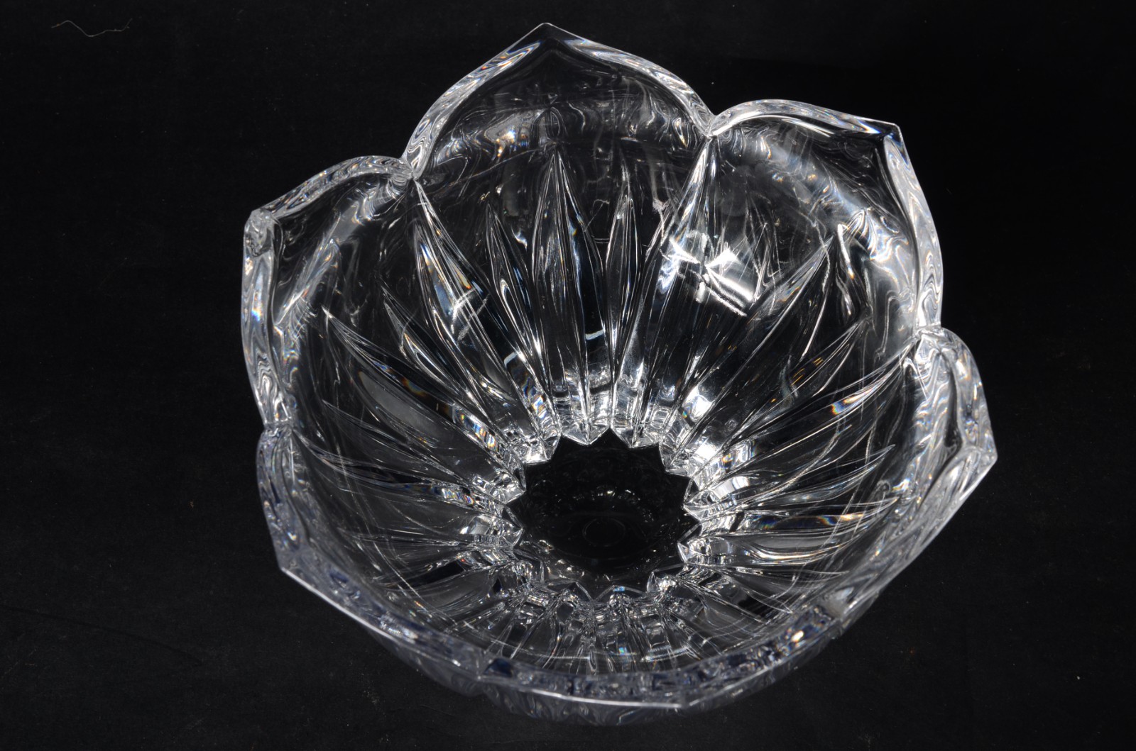 Três peças de cristal europeu lapidado, sendo: prato para bolo e 2... - foto 4 de 9