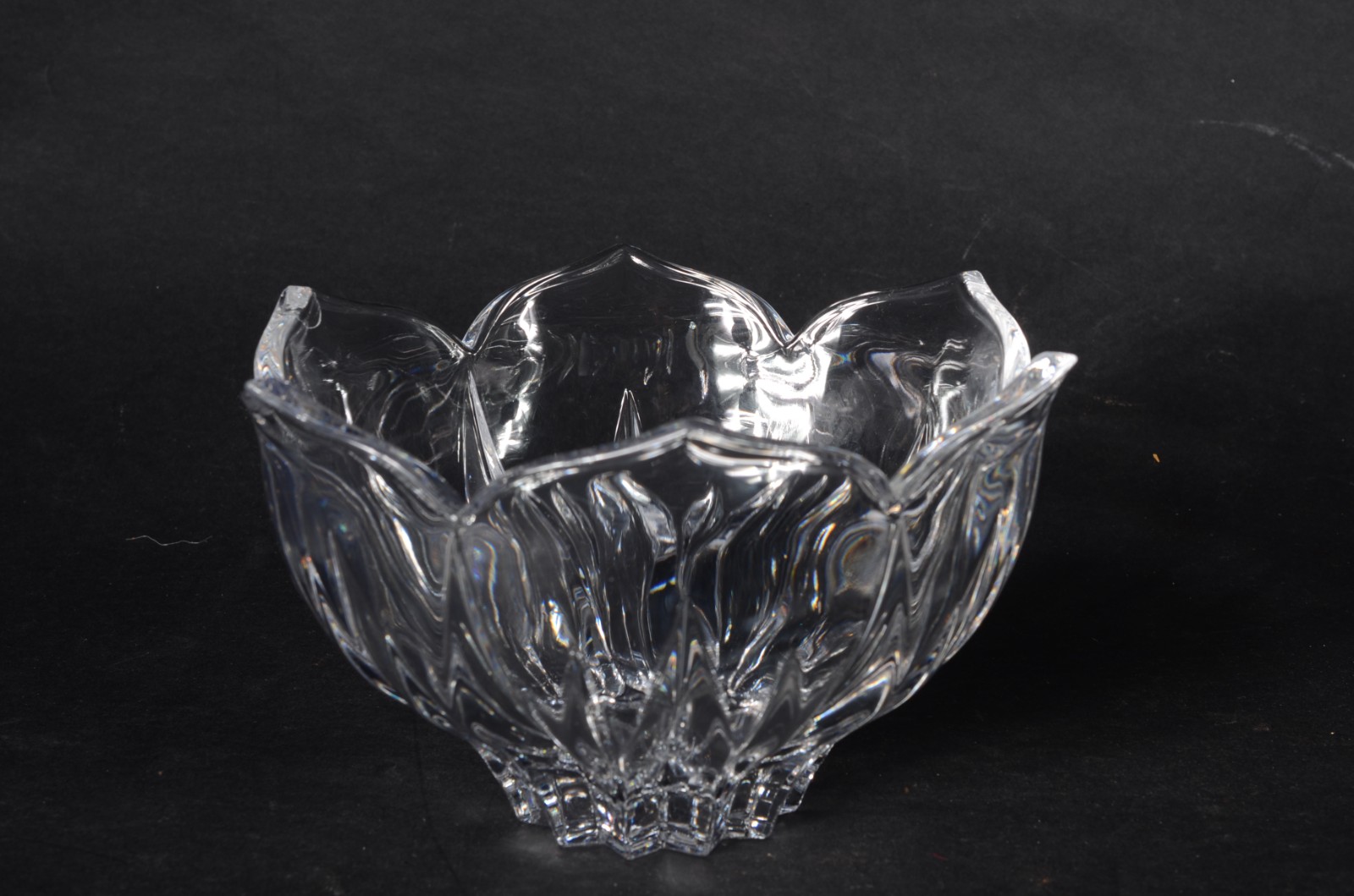 Três peças de cristal europeu lapidado, sendo: prato para bolo e 2... - foto 7 de 9
