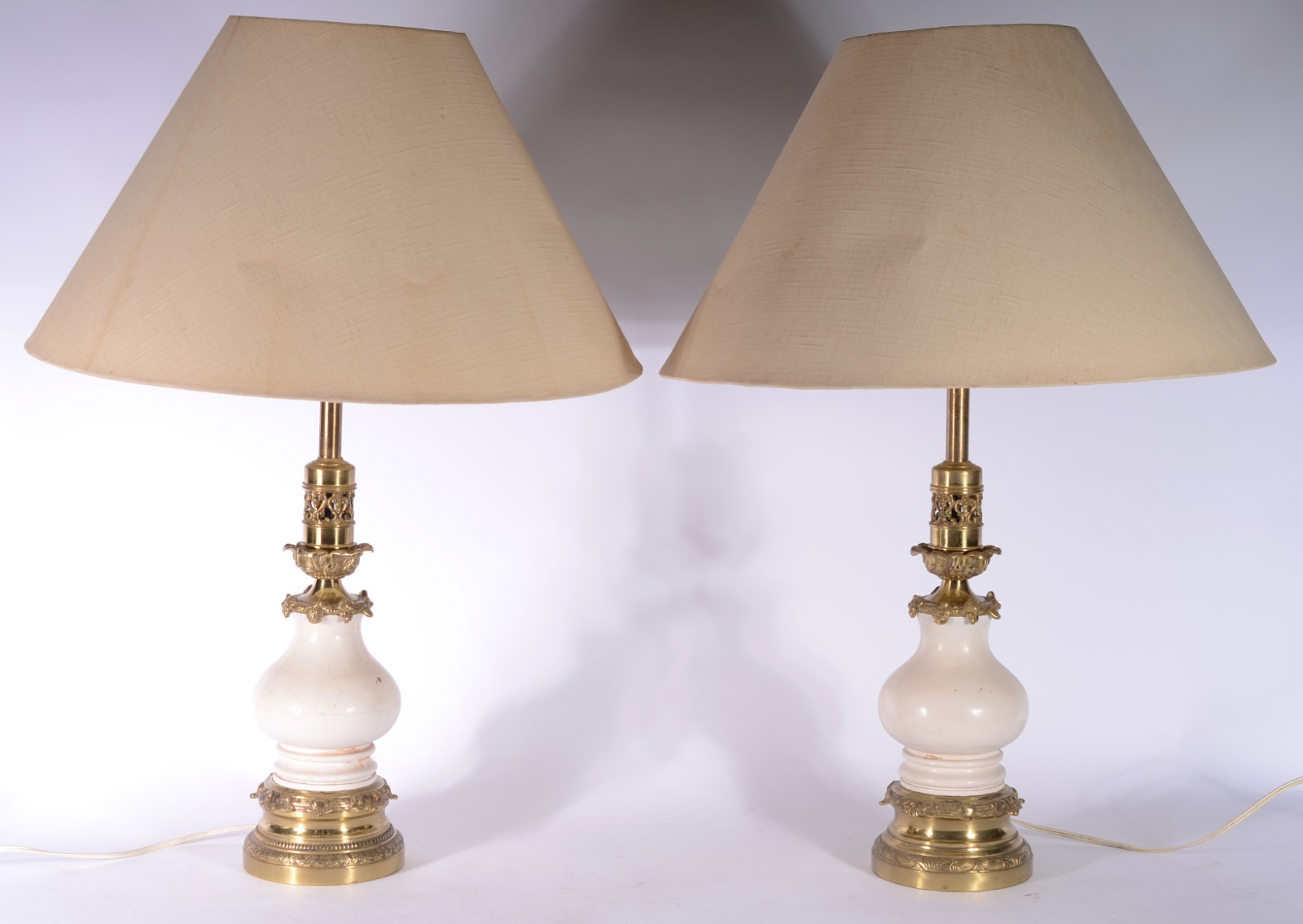 Par de abatjoures de metal dourado com detalhes de resina branca (um... - foto 1 de 7