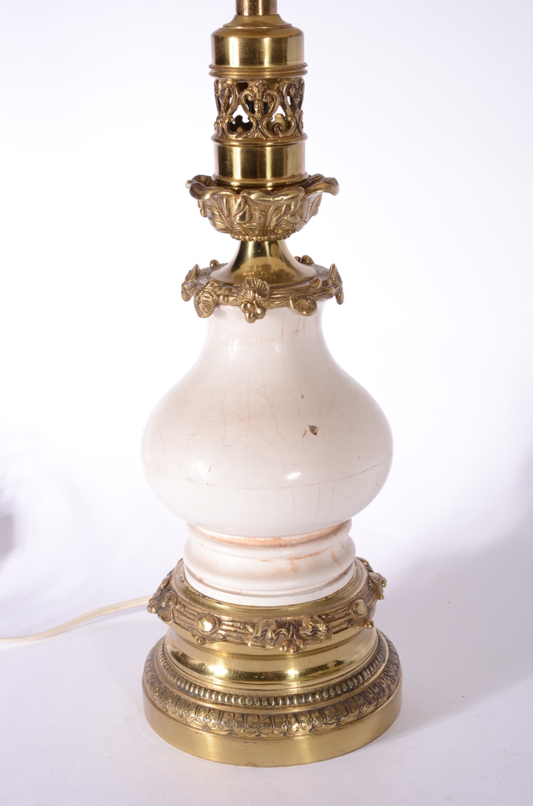 Par de abatjoures de metal dourado com detalhes de resina branca (um... - foto 2 de 7