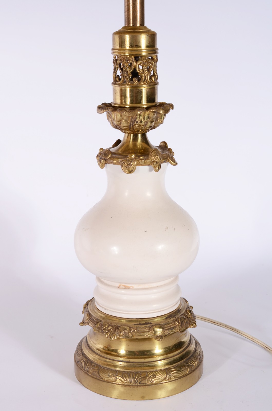Par de abatjoures de metal dourado com detalhes de resina branca (um... - foto 3 de 7