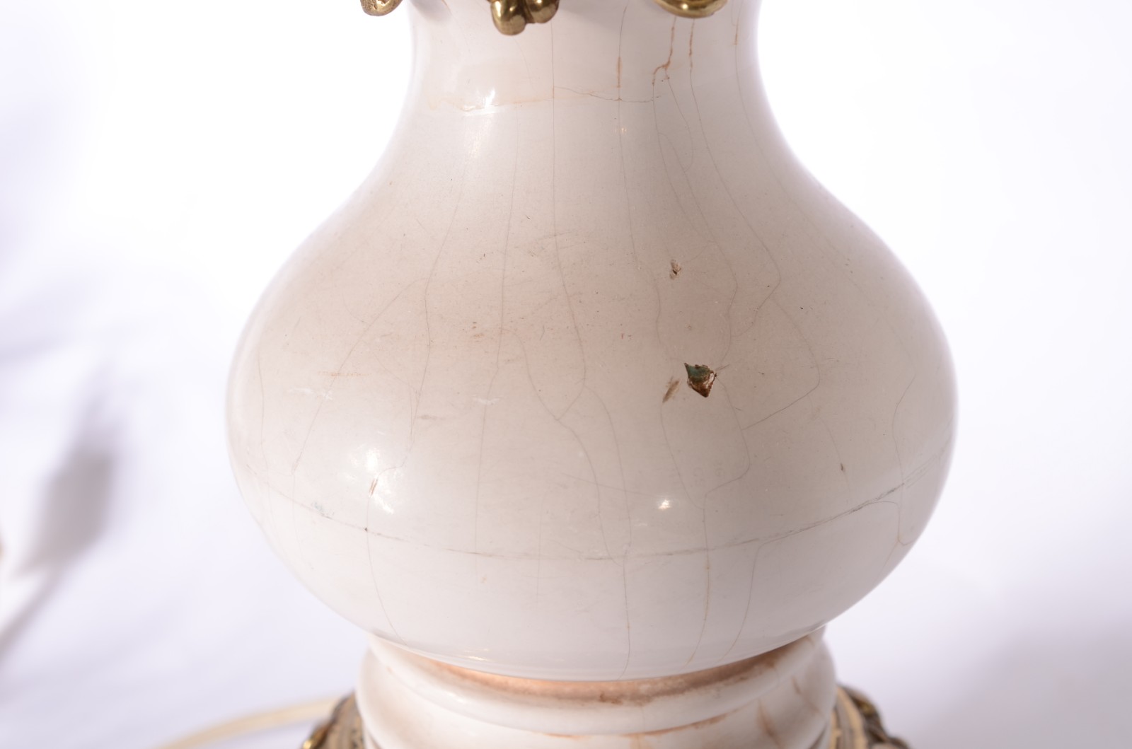 Par de abatjoures de metal dourado com detalhes de resina branca (um... - foto 4 de 7