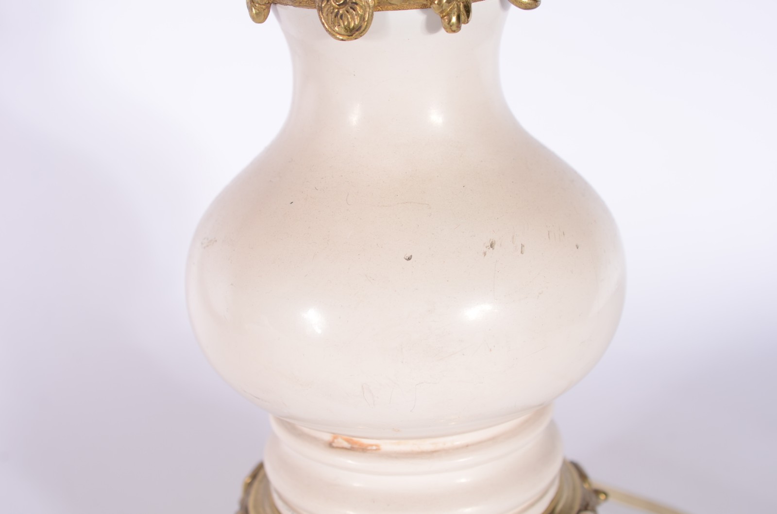 Par de abatjoures de metal dourado com detalhes de resina branca (um... - foto 5 de 7