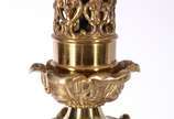 Par de abatjoures de metal dourado com detalhes... - Par de abatjoures de metal dourado com detalhes de resina branca (um deles com rachaduras na resina). Acompanham as cúpulas na cor bege.