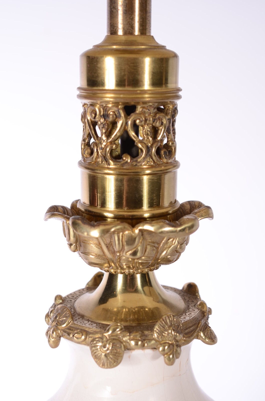 Par de abatjoures de metal dourado com detalhes de resina branca (um... - foto 6 de 7