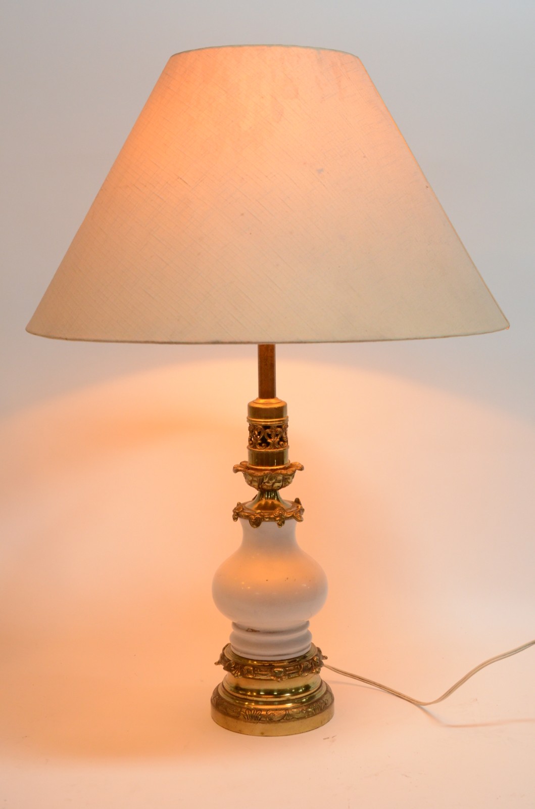 Par de abatjoures de metal dourado com detalhes de resina branca (um... - foto 7 de 7