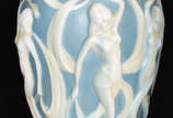 Belíssimo vaso de pasta de vidro opalescente ri... - Belíssimo vaso de pasta de vidro opalescente ricamente decorado com figuras feminas em relevo.