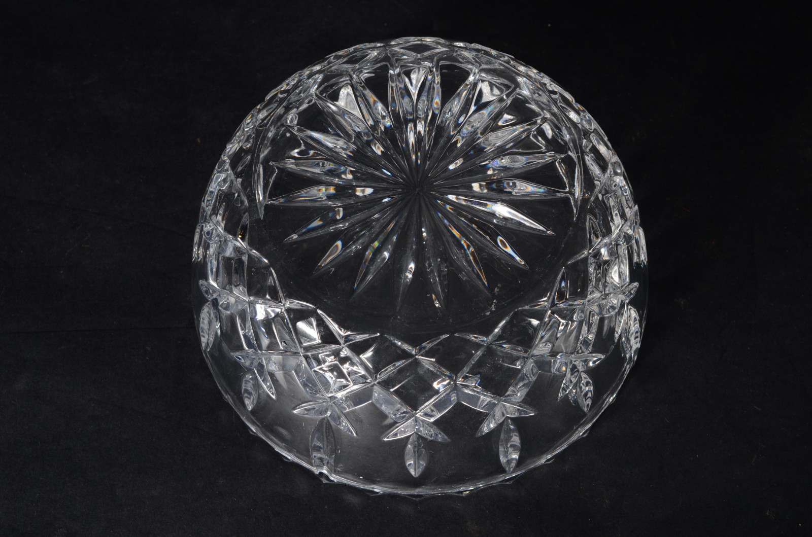 Três peças de cristal europeu lapidado, sendo: prato para bolo e 2... - foto 9 de 9