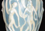 Belíssimo vaso de pasta de vidro opalescente ri... - Belíssimo vaso de pasta de vidro opalescente ricamente decorado com figuras feminas em relevo.