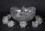 Grande fruteira/poncheira de cristal lapidado c... - Grande fruteira/poncheira de cristal lapidado com borda recortada, acompanham 11 canecas.