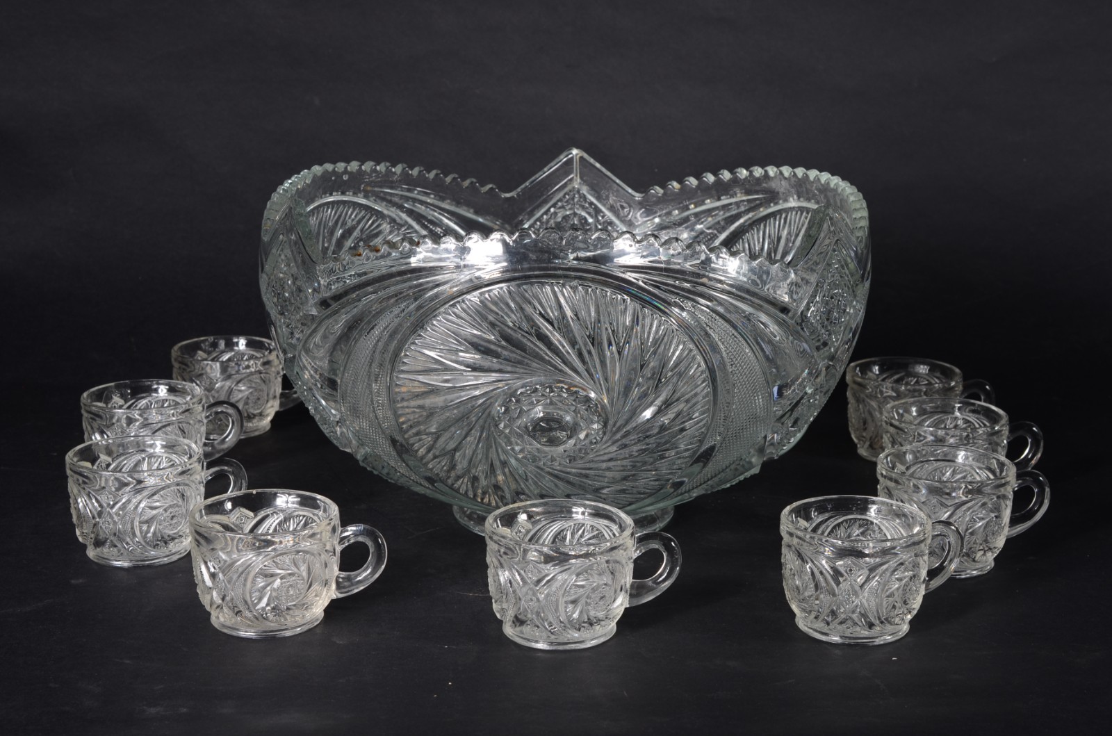 Grande fruteira/poncheira de cristal lapidado com borda recortada... - foto 1 de 10