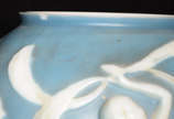 Belíssimo vaso de pasta de vidro opalescente ri... - Belíssimo vaso de pasta de vidro opalescente ricamente decorado com figuras feminas em relevo.