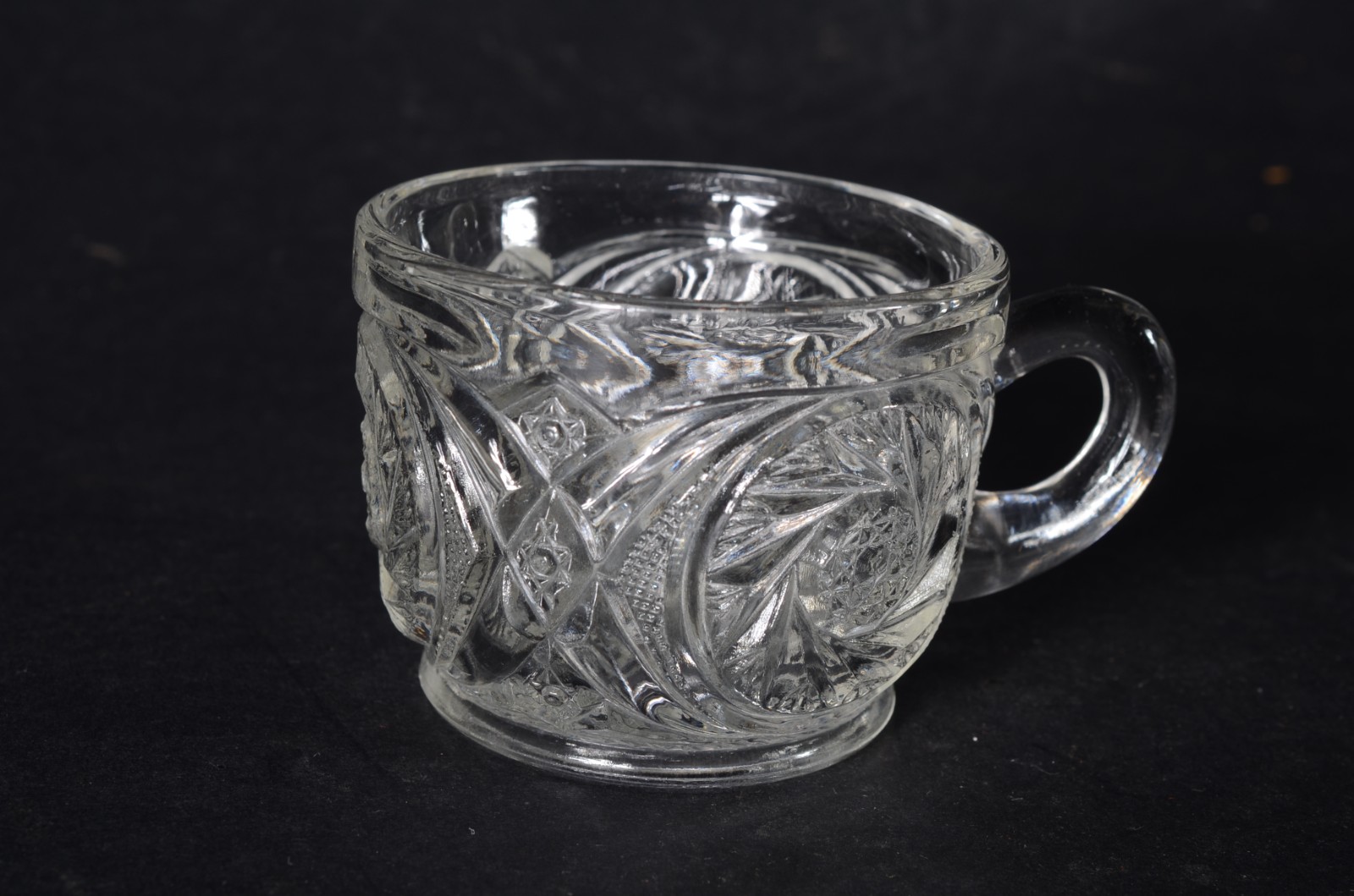 Grande fruteira/poncheira de cristal lapidado com borda recortada... - foto 2 de 10