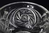 Grande fruteira/poncheira de cristal lapidado c... - Grande fruteira/poncheira de cristal lapidado com borda recortada, acompanham 11 canecas.