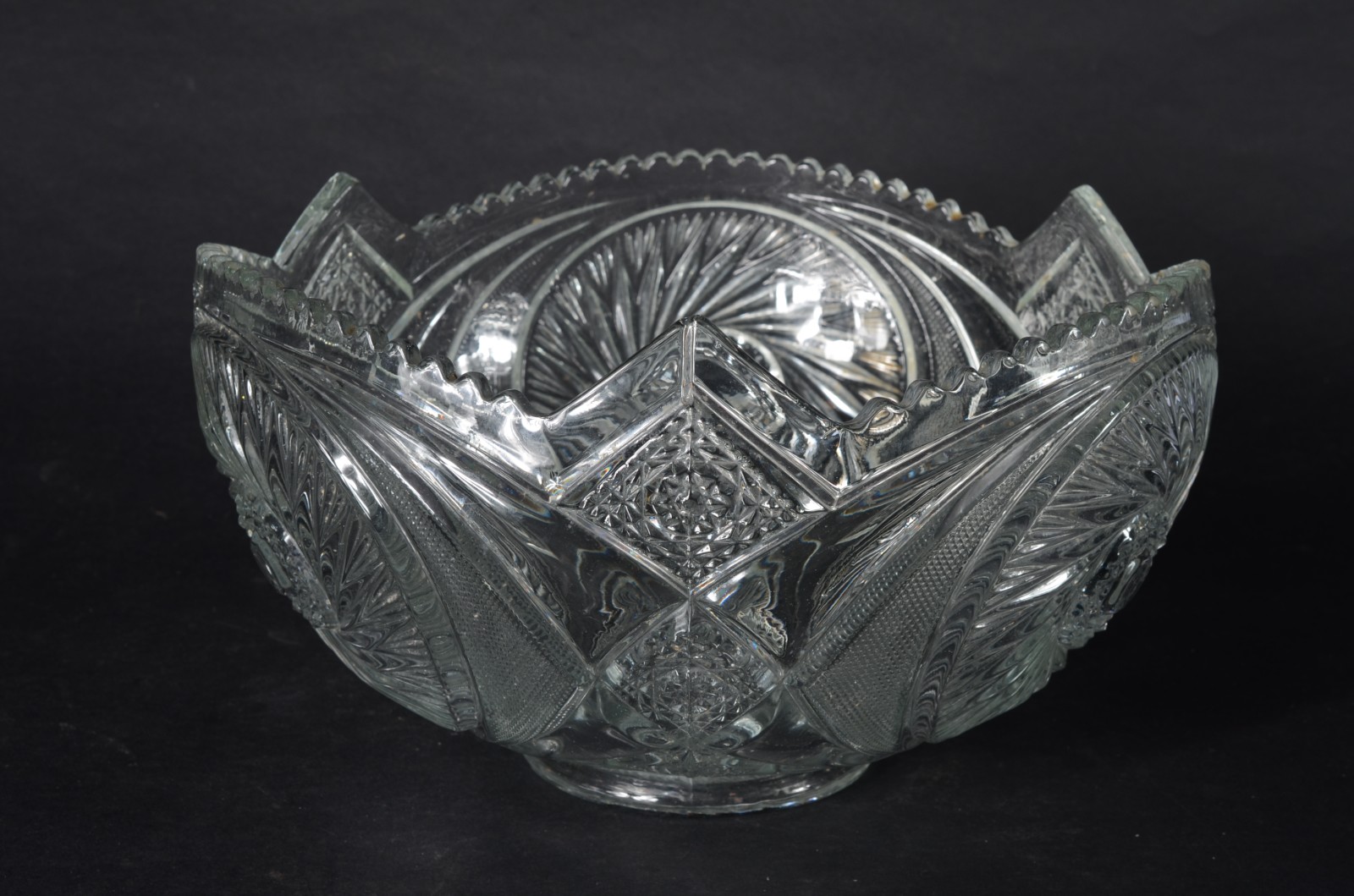 Grande fruteira/poncheira de cristal lapidado com borda recortada... - foto 5 de 10