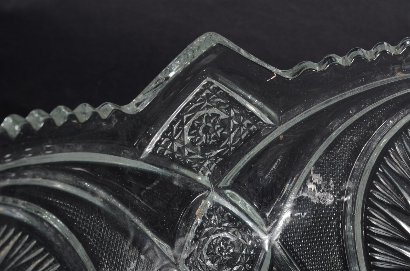 Grande fruteira/poncheira de cristal lapidado com borda recortada... - foto 6 de 10
