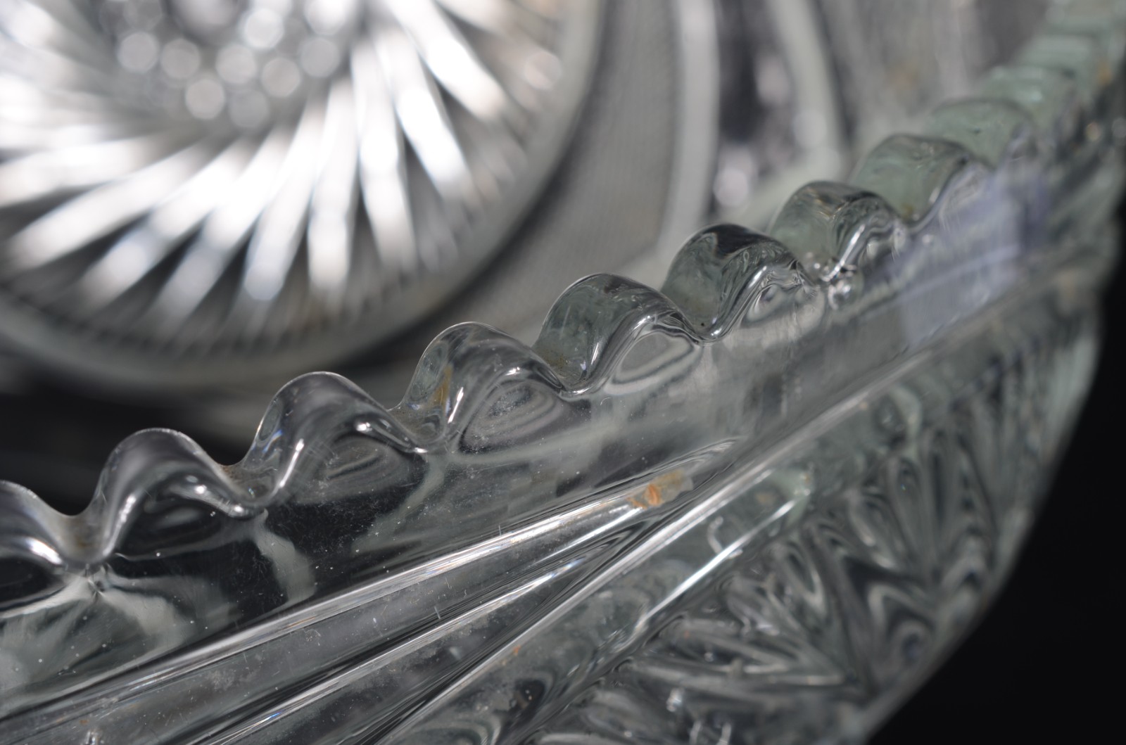 Grande fruteira/poncheira de cristal lapidado com borda recortada... - foto 7 de 10