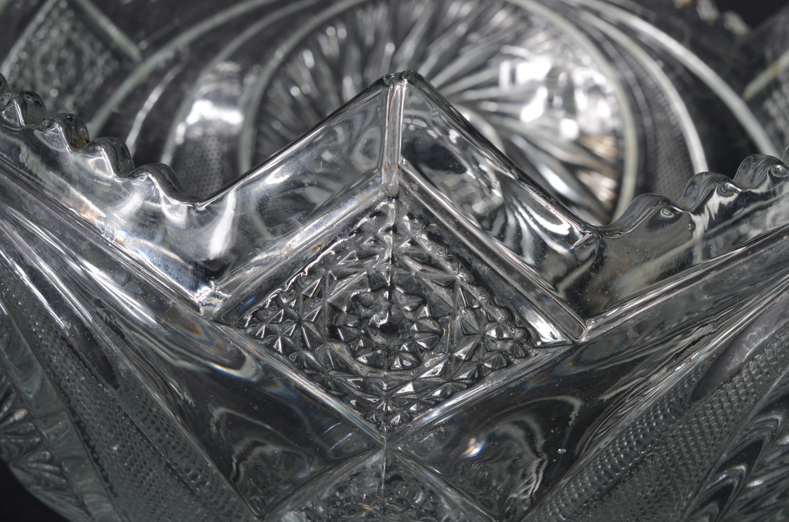 Grande fruteira/poncheira de cristal lapidado com borda recortada... - foto 8 de 10