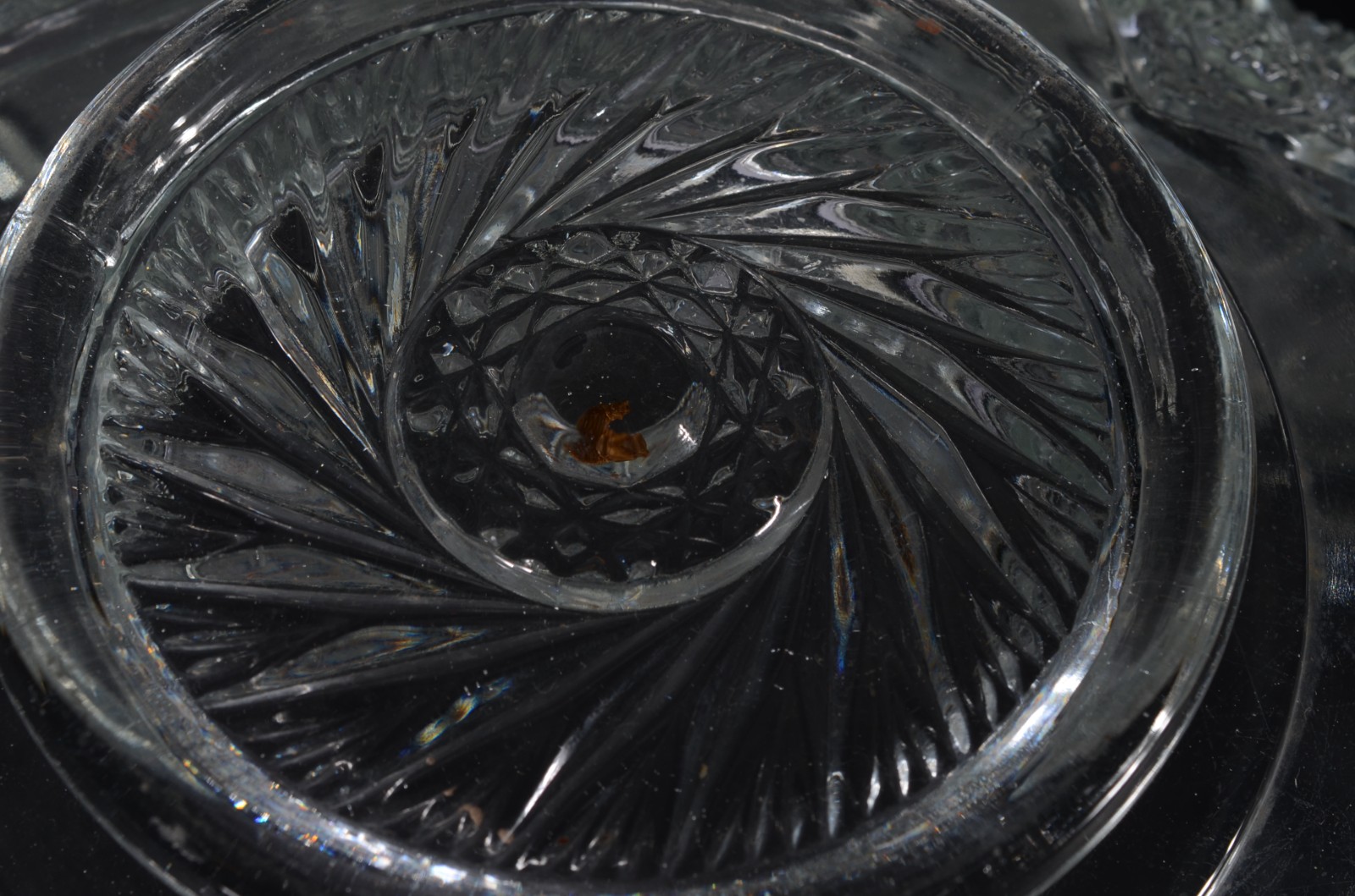 Grande fruteira/poncheira de cristal lapidado com borda recortada... - foto 9 de 10
